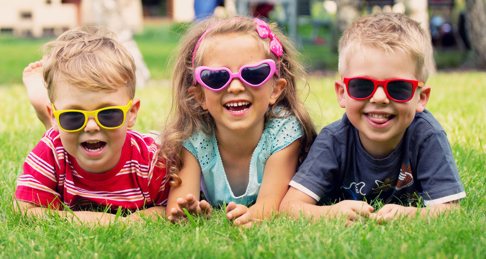 kinderen spelen in de tuin