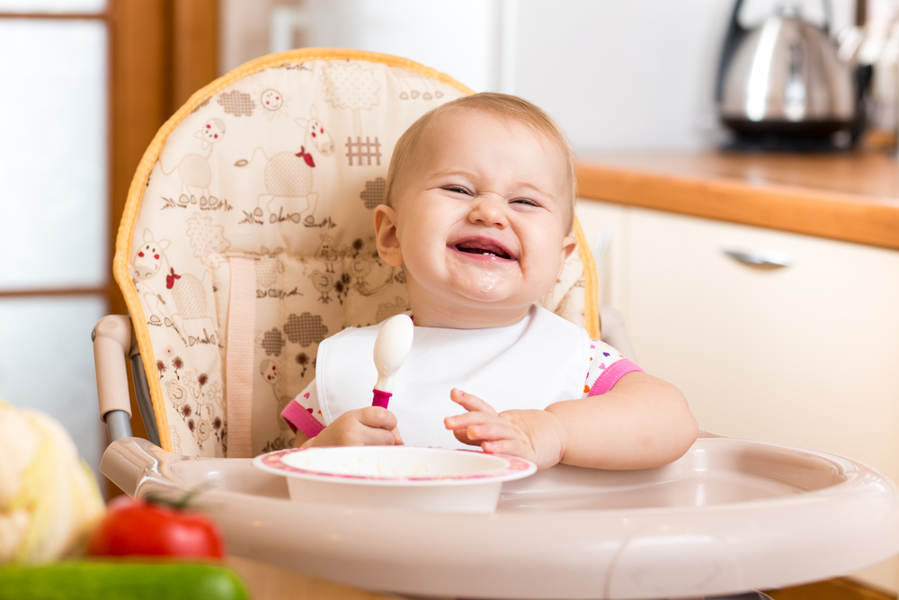 baby aan tafel eten